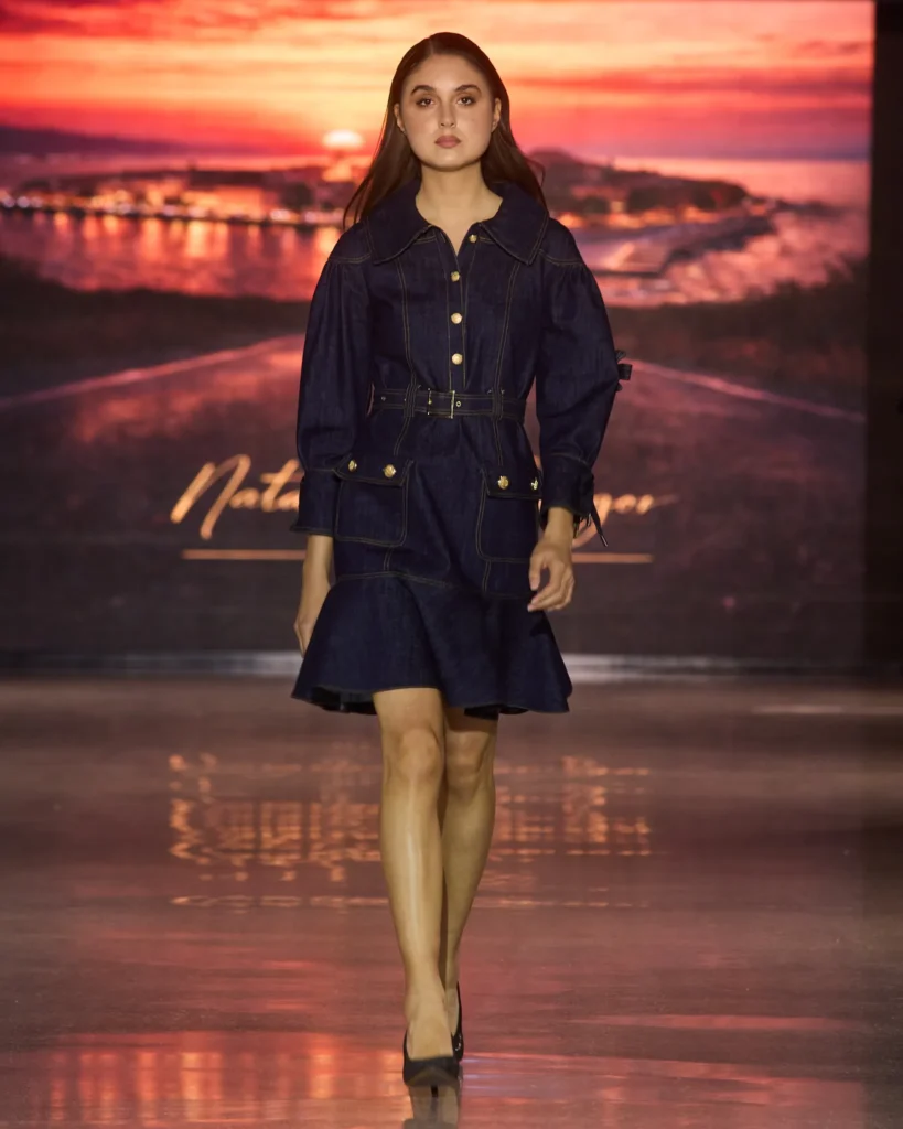 Natalija Smogor tamna denim mini haljina s naglašenim rukavima, pojasom i ukrasnim gumbima