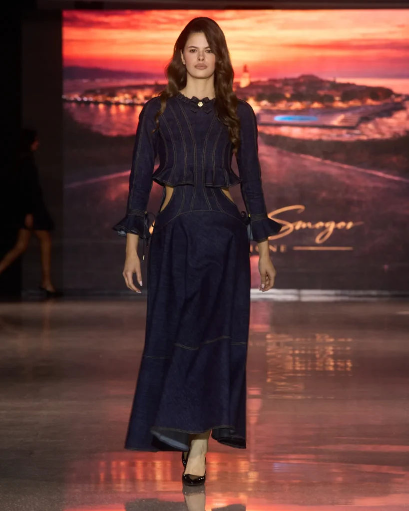 Natalija Smogor tamni denim set s crop topom i maxi suknjom s cut-out detaljima