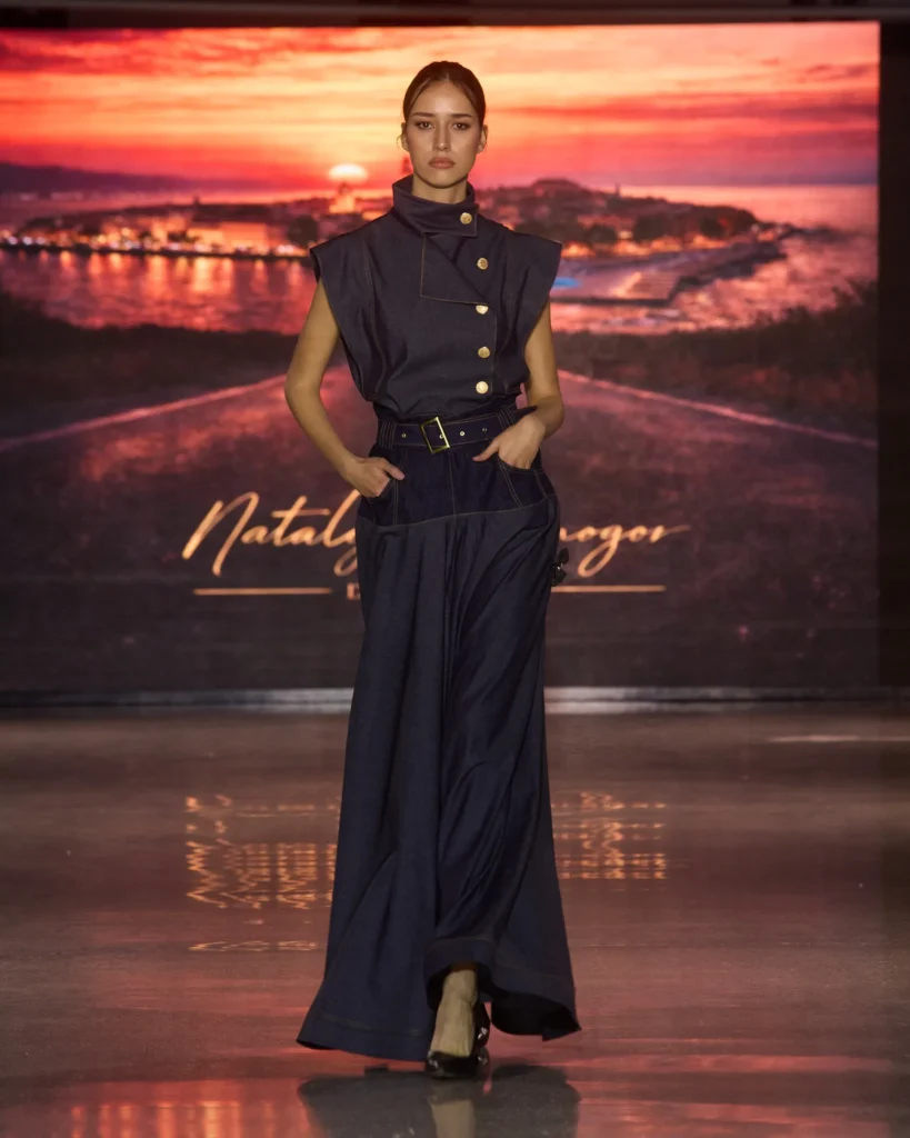 Natalija Smogor maxi denim haljina s asimetričnim zatvaranjem i visokim ovratnikom.