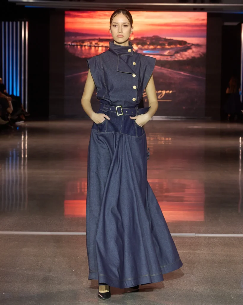 Natalija Smogor maxi denim haljina s visokim ovratnikom i širokim pojasom