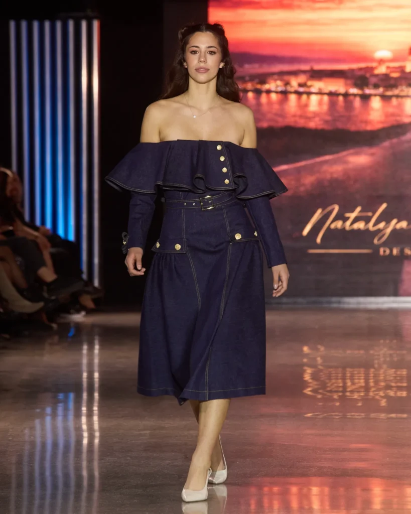 Natalija Smogor tamnoplava off-shoulder denim midi haljina s voluminoznim volanima.