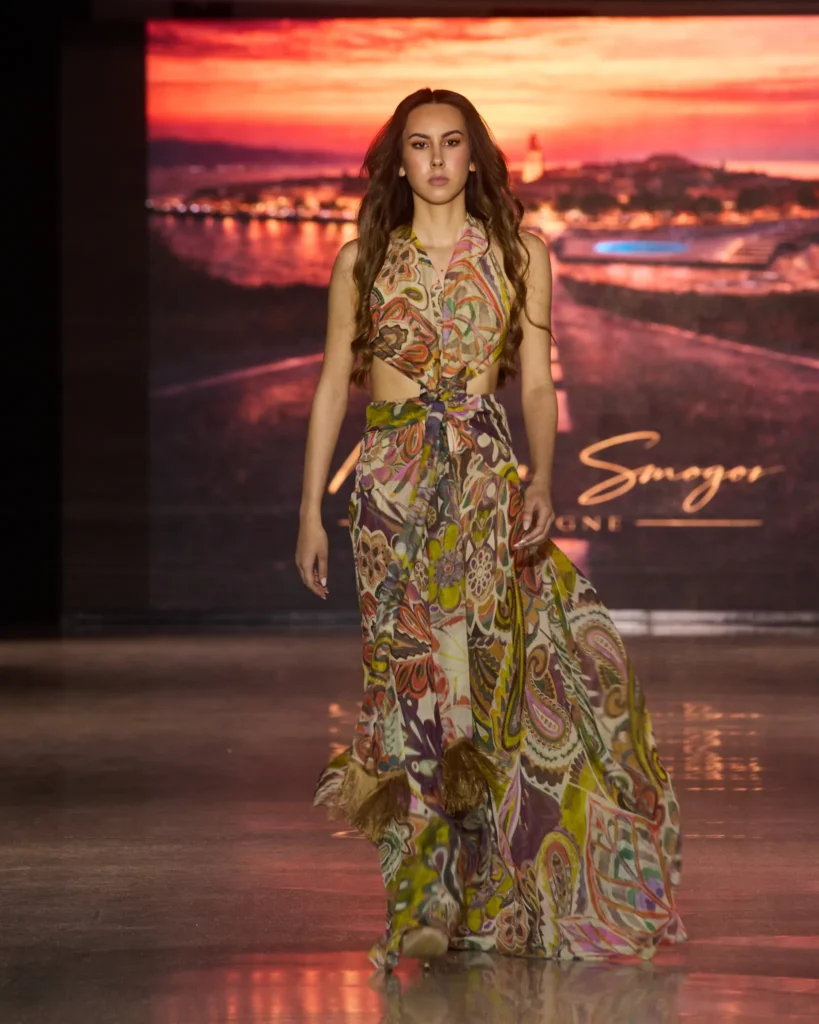 Natalija Smogor prozračna maxi haljina s raznobojnim paisley printom i resama.