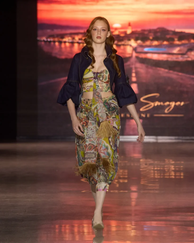 Natalija Smogor svečani set s umjetničkim printom i zlatnim resama, uz kratku jaknu od trapera.