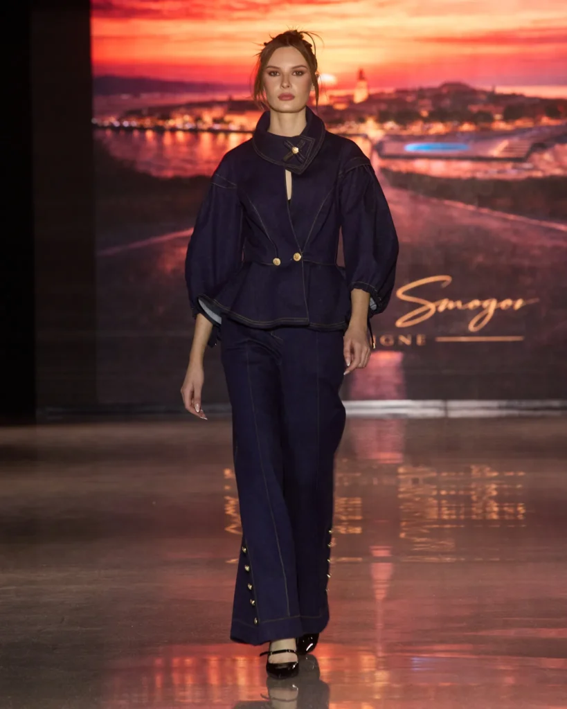 Natalija Smogor tamnoplavi denim kompletić s voluminoznom jaknom strukiranog kroja i širokim hlačama s ukrasnim gumbima.