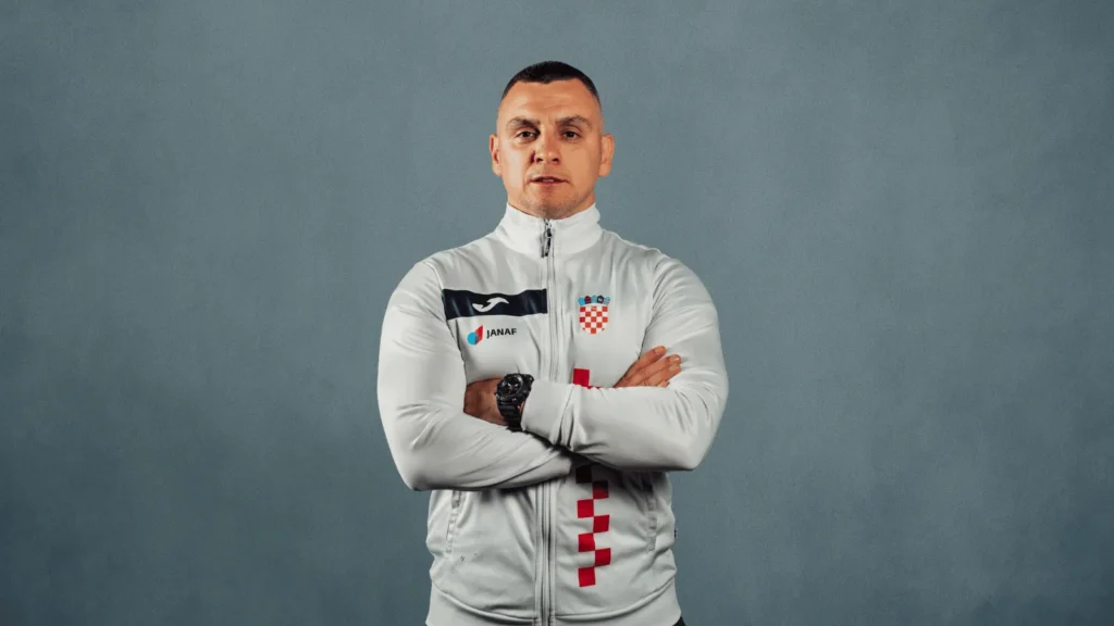 Nikola Marketin, izbornik hrvatske boksačke reprezentacije U15, u službenoj reprezentativnoj opremi