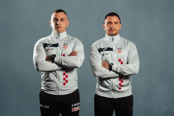 Nikola Marketin i Vedran Bajlo, stručno vodstvo hrvatske boksačke reprezentacije U15, u službenoj sportskoj opremi