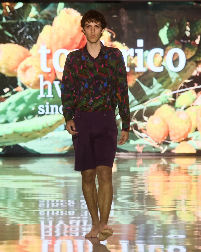 Toni Ricov bomber jakna s crno‑bijelim printom u kombinaciji s prugastim kratkim hlačama.