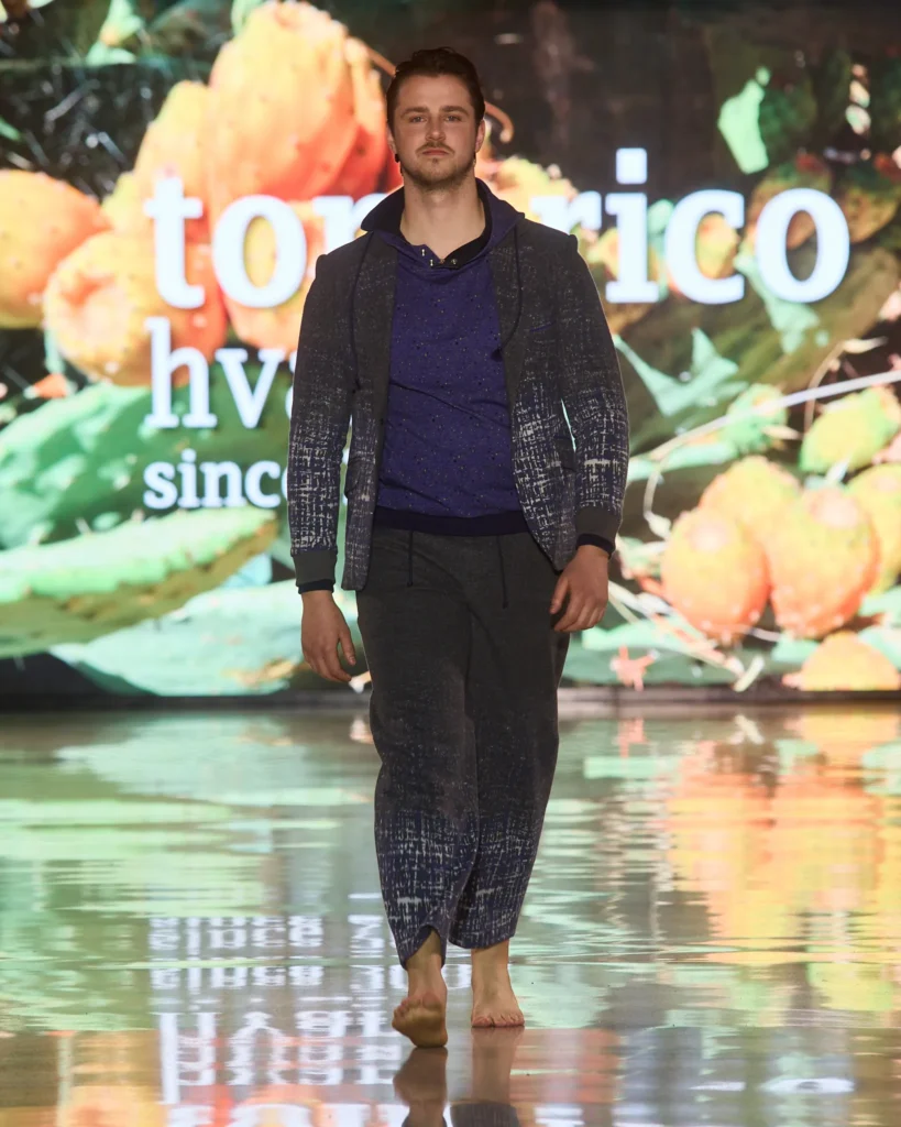 Toni Ricov maslinasti prsluk i košulja s floralnim printom u zemljanim tonovima.