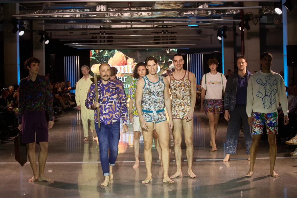 Toni Ricov ljetna muška kombinacija sa šarenom print košuljom i kratkim hlačama.