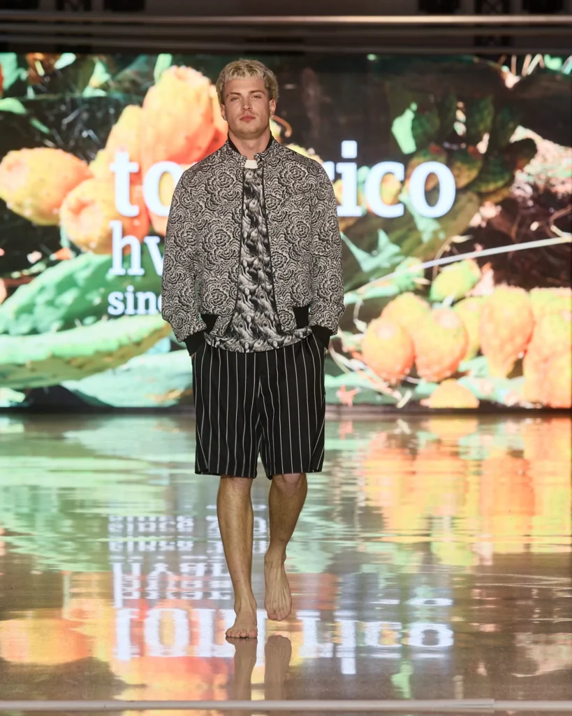 Toni Ricov tamni sako s apstraktnim printom u kombinaciji s prugastim kratkim hlačama.