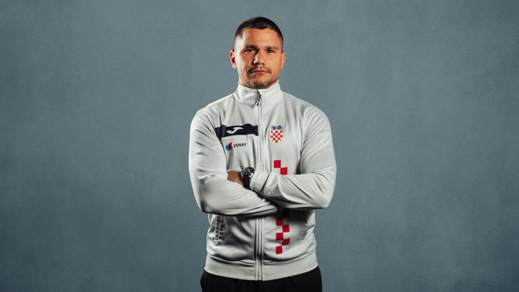 Vedran Bajlo, trener hrvatske boksačke reprezentacije U15, u službenoj sportskoj opremi