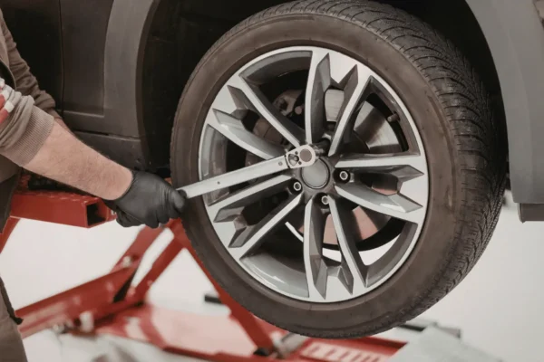 Zamjena guma na automobilu u proljeće važna je za sigurnost, stabilnost i optimalne vozne osobine.