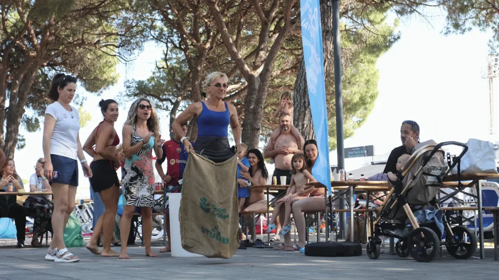 Sudionici Biograd Family & Friends Festivala uz bazen Ilirija