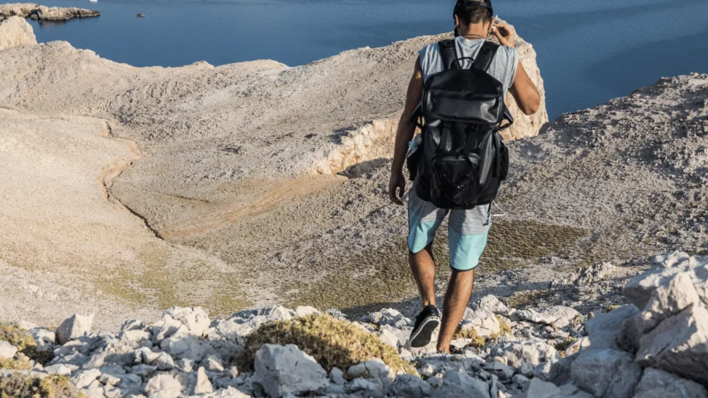 Hodočasnici na Camino Zadar ruti u proljetnom krajoliku