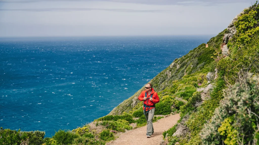 Hodočasnici na Camino Zadar ruti u proljetnom krajoliku