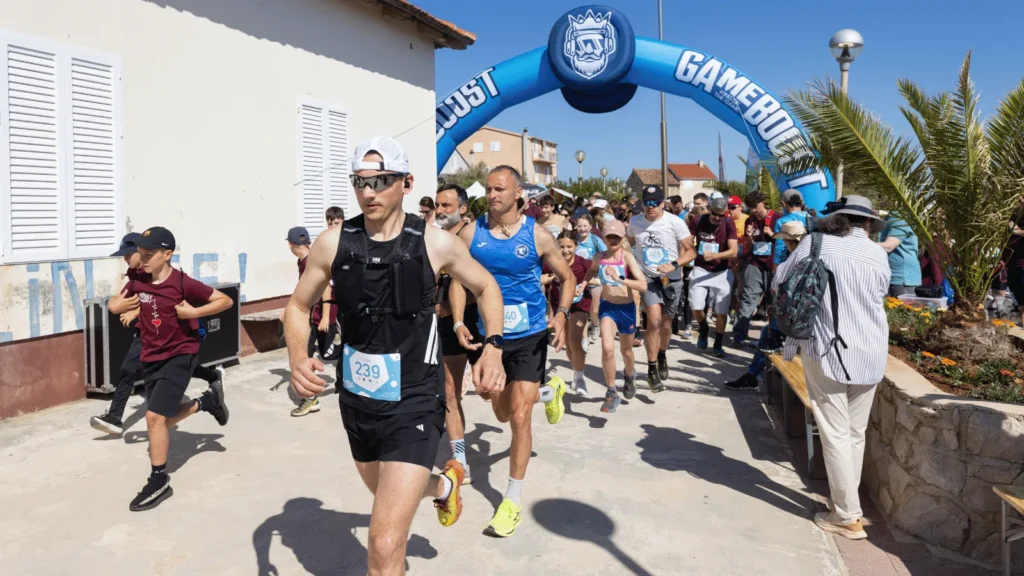 Sudionici trail utrke Đirada na vršnom dijelu otoka Pašmana