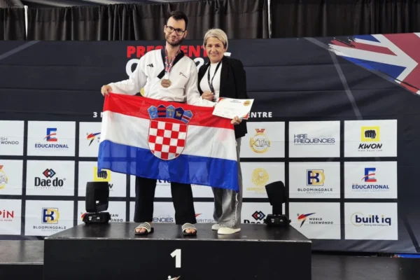 Mateo Škara na natjecanju para taekwondoa u Londonu s osvojenim brončanim medaljama