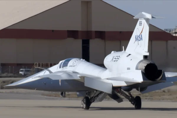 NASA-in zrakoplov X-59 tijekom testnog leta iznad Kalifornije