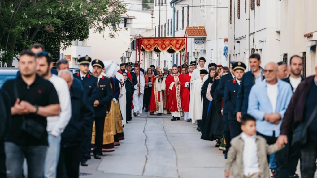 Procesija Svetog Trna Isusova ulicama grada Paga