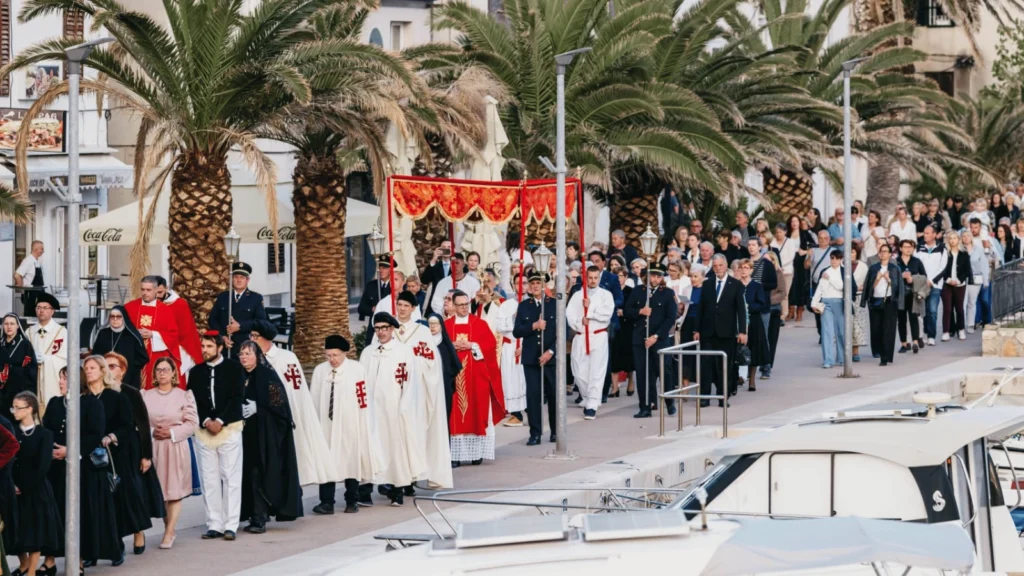 Procesija Svetog Trna Isusova ulicama grada Paga