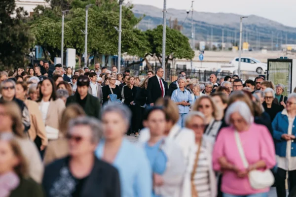 Procesija Svetog Trna Isusova ulicama grada Paga