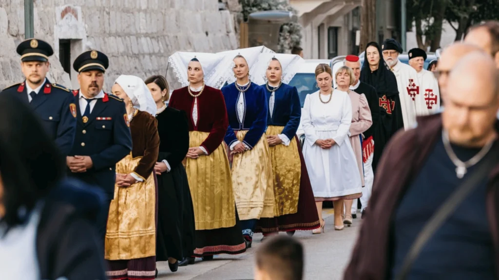 Procesija Svetog Trna Isusova ulicama grada Paga