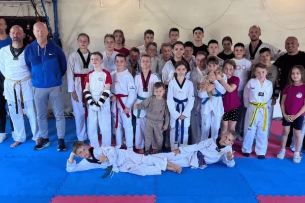 Djeca sudionici taekwondo kampa na Korčuli tijekom zajedničkog treninga
