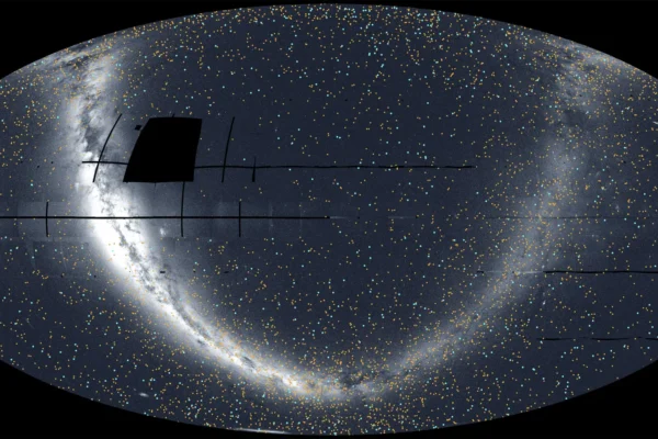 NASA TESS mozaik noćnog neba s označenim egzoplanetima i Mliječnom stazom