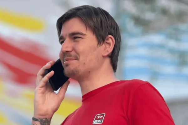 Toni Siriščević autor anti-ratne pjesme Dva prsta