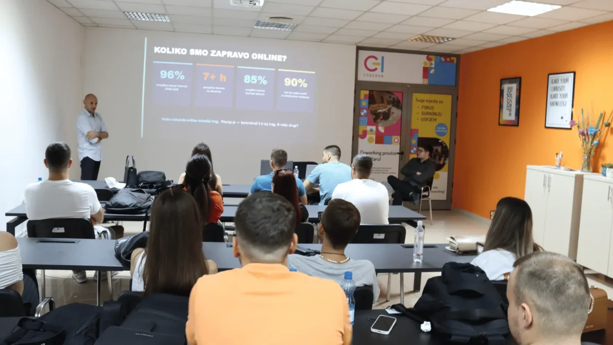 Sudionici coworking programa u Code Hubu Mostar tijekom radionice i rada
