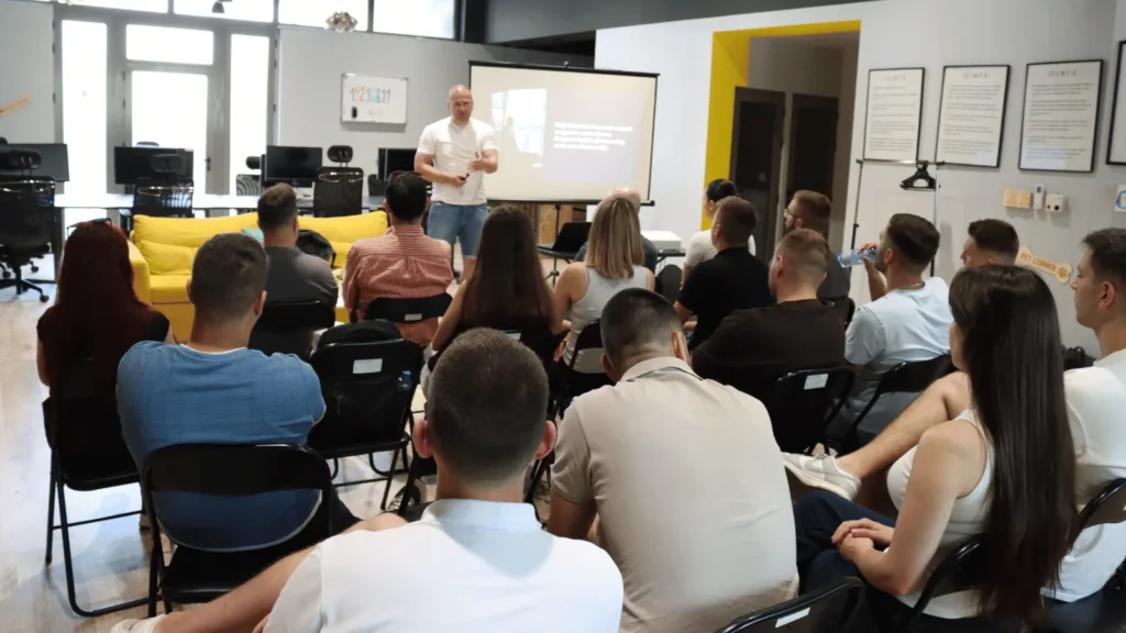 Sudionici coworking programa u Code Hubu Mostar tijekom radionice i rada