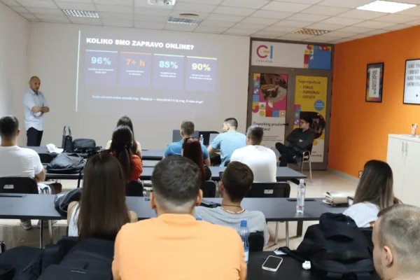 Sudionici coworking programa u Code Hubu Mostar tijekom radionice i rada