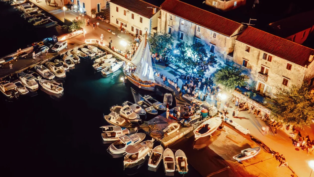 Saljski port tijekom Festivala mora i soli s brodovima i posjetiteljima