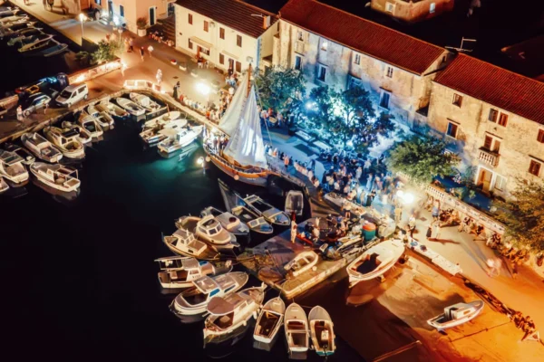 Saljski port tijekom Festivala mora i soli s brodovima i posjetiteljima