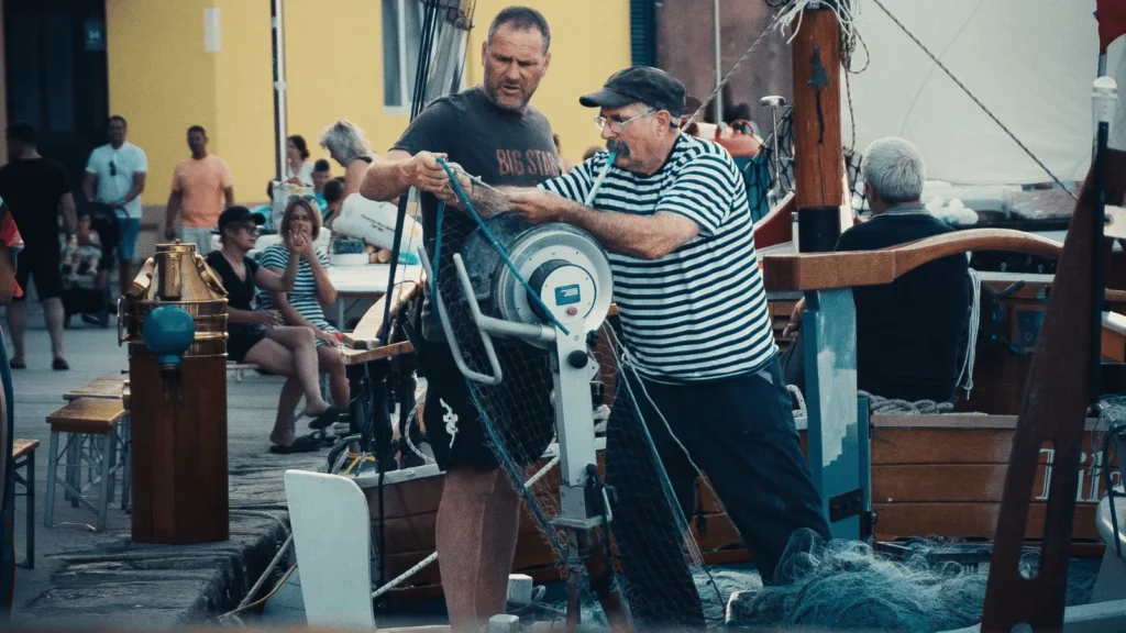Saljski port tijekom Festivala mora i soli s brodovima i posjetiteljima