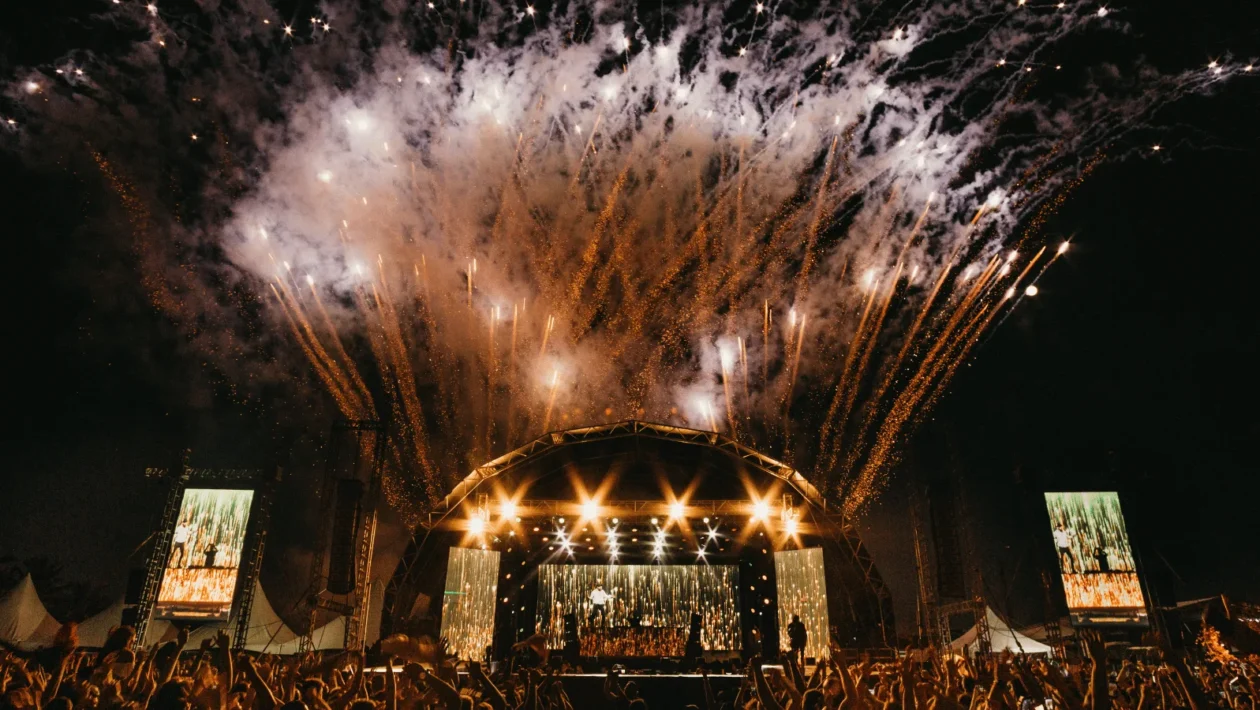 Glazbeni koncert u Hrvatskoj s publikom i izvođačima na pozornici