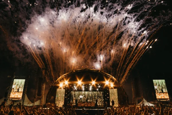 Glazbeni koncert u Hrvatskoj s publikom i izvođačima na pozornici
