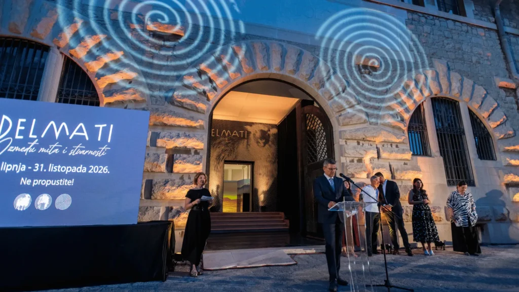 Posjetitelji na otvorenju izložbe DELMATI u Arheološkom muzeju Split