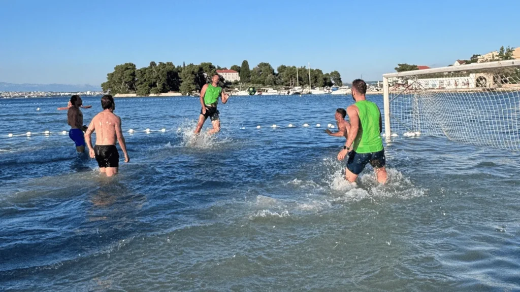 Humanitarni nogometni turnir JAZ 2026 u plićaku na plaži Jaz u Preku