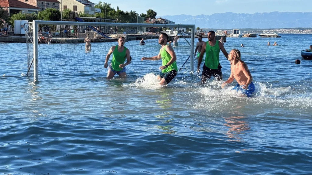 Humanitarni nogometni turnir JAZ 2026 u plićaku na plaži Jaz u Preku
