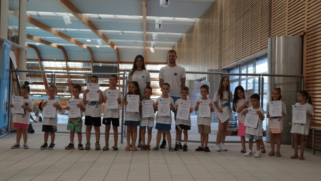Djeca na završnom satu obuke neplivača na bazenu Višnjik u Zadru