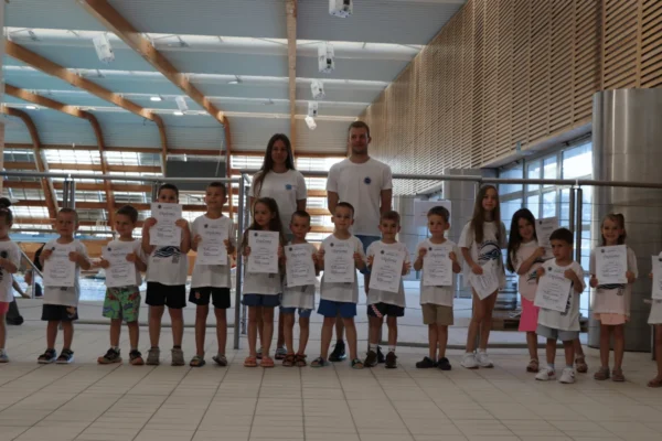 Djeca na završnom satu obuke neplivača na bazenu Višnjik u Zadru