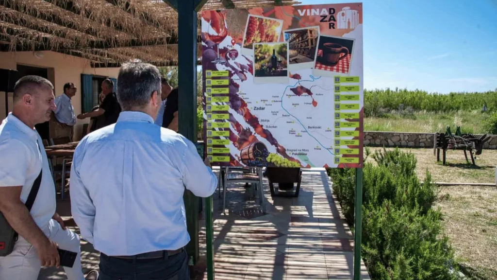 Prva oglasna ploča Udruge vinara Zadarske županije u vinariji Vina otoka Paga