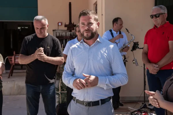 Prva oglasna ploča Udruge vinara Zadarske županije u vinariji Vina otoka Paga