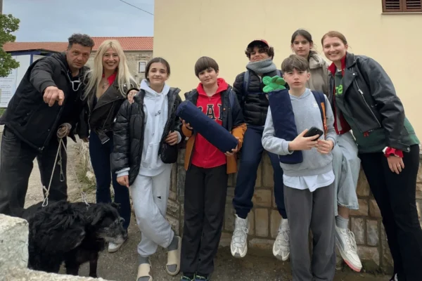 Francuski učenici na Olibu rade s morskom travom Posidonijom u edukativnom projektu