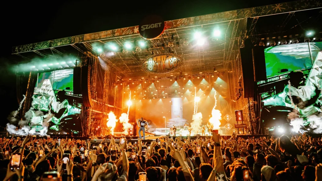 Publika na Sziget Festivalu u Budimpešti tijekom večernjeg koncerta