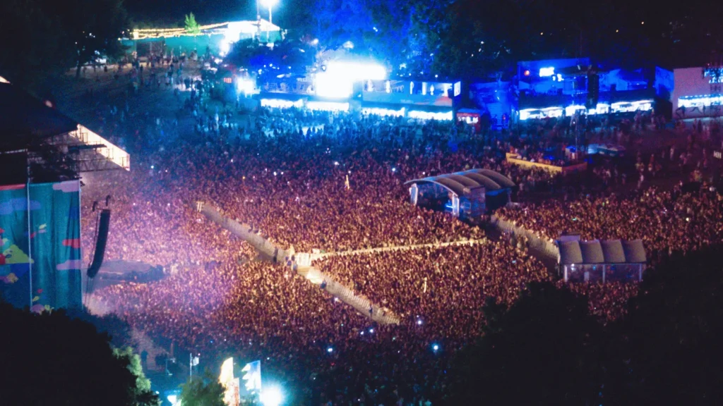 Publika na Sziget Festivalu u Budimpešti tijekom večernjeg koncerta