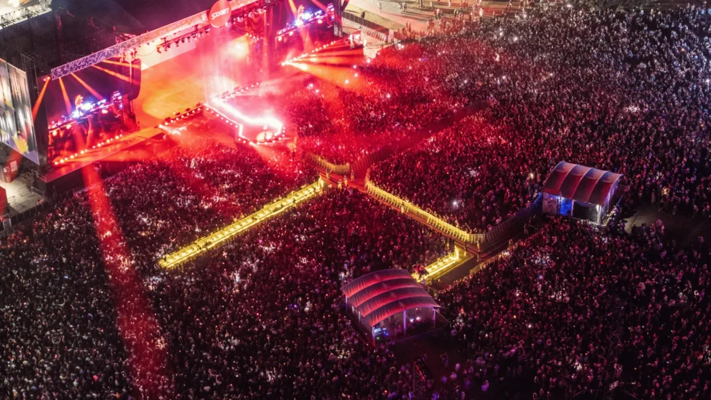 Publika na Sziget Festivalu u Budimpešti tijekom večernjeg koncerta