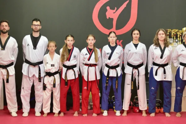 Članovi Taekwondo kluba Ultima s osvojenim crnim pojasevima