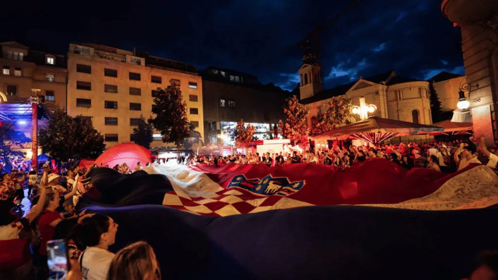 Navijači u Vatrenoj zoni na Cvjetnom trgu u Zagrebu tijekom utakmice Hrvatske reprezentacije
